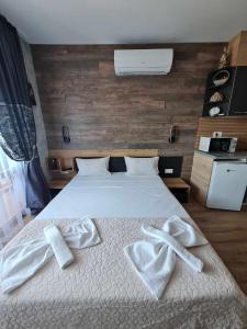 sypialnia z łóżkiem z ręcznikami w obiekcie MitProt Panorama Bay 2 Studio 206 w Swetim Własie