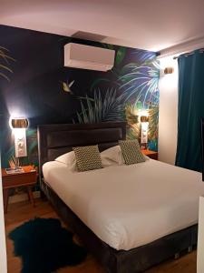 - une chambre avec un grand lit et du papier peint tropical dans l'établissement Tangara, à Villars-les-Dombes