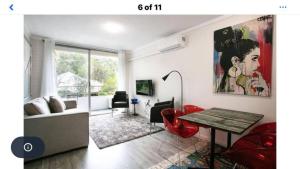 - un salon avec un canapé et une table dans l'établissement Serenity And Comfort In Subiaco 1 Bedroom Unit, à Perth