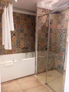 La salle de bains est pourvue d'une douche et d'une baignoire. dans l'établissement Tangara, à Villars-les-Dombes