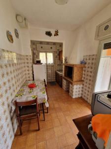 cocina con mesa y nevera en una habitación en Casa rosario e annamaria, en Torri del Benaco