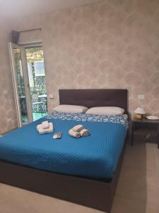 1 dormitorio con 1 cama con 2 toallas en Tiny Green apartament in Rome - Magliana en Roma
