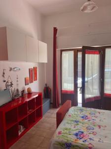 ジョヴィナッツォにあるAlbachiaraのベッドルーム1室(ベッド1台、赤いドレッサー付)