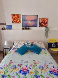 ジョヴィナッツォにあるAlbachiaraのベッドルーム1室(青い枕のベッド1台付)