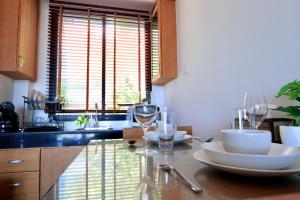 208 Ao Nang, Private Sea View Pool Villa的厨房或小厨房