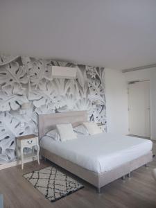 1 dormitorio con 1 cama grande y un mural en la pared en Quetzal, en Villars-les-Dombes