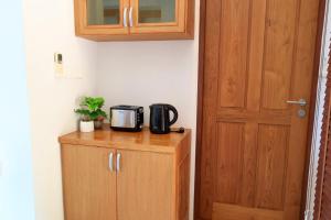 208 Ao Nang, Private Sea View Pool Villa的厨房或小厨房