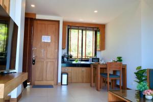 208 Ao Nang, Private Sea View Pool Villa的厨房或小厨房