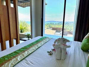 208 Ao Nang, Private Sea View Pool Villa的阳台或露台