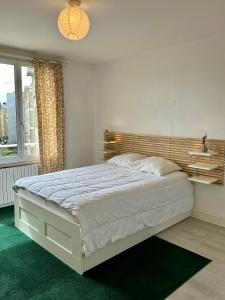 - une chambre avec un grand lit et une fenêtre dans l'établissement La Mer à Pied appartement vue mer, à Dieppe