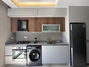 Dapur atau dapur kecil di Achrafieh Rooftop 1-BR with Jacuzzi