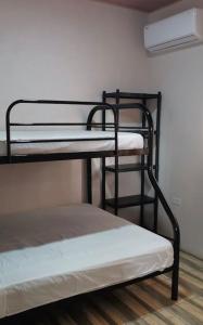 Zimmer mit 2 Etagenbetten in einem Zimmer in der Unterkunft Tranquilo, WIFI y cerca de playas, ArLiz House in Guanacaste