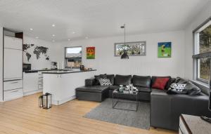 Kuchyň nebo kuchyňský kout v ubytování 2 Bedroom Gorgeous Home In Hadsund