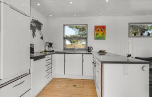 Kuchyň nebo kuchyňský kout v ubytování 2 Bedroom Gorgeous Home In Hadsund