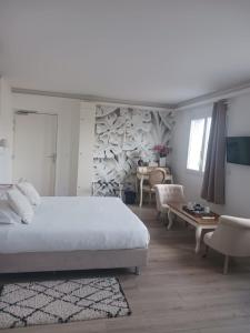 1 dormitorio con 1 cama, mesa y sillas en Quetzal, en Villars-les-Dombes