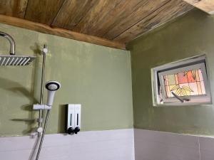 eine Dusche im Bad mit Fenster in der Unterkunft Twilight Villas in Rattota