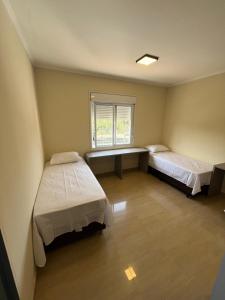 Postel nebo postele na pokoji v ubytování Astor Hostel