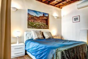 ローマにあるGood Life Montiのベッドルーム1室(壁に絵画が描かれたベッド1台付)