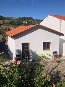 uma pequena casa branca com um telhado vermelho em Casa no Castelo de Bragança em Brangança