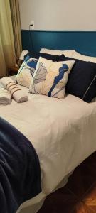 Una cama con dos almohadas encima. en Residência Vô José - Casa 02, en Pomerode