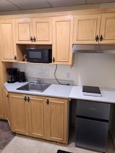 a kitchen with a sink and a microwave at welcome to airbnb in Saint-Jean-sur-Richelieu