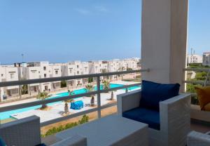 Bazén v ubytování Chalet 2 BDs 2 BRs at Second Floor for rent at Amwaj Sidi Abdelrahman for families ONLY and NOT Including Gate and Beach Pass fees nebo v jeho okolí + 37 fotografií