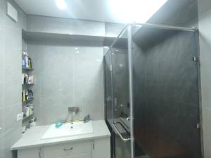 een badkamer met een douche en een wastafel bij Элитная квартира со всеми удобствами в центре города Каракол in Karakol