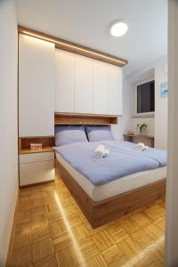 1 dormitorio con 1 cama grande y armarios blancos en MHOUSE, en Piran