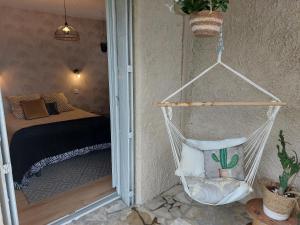 a room with a hammock and a bedroom with a bed at La terrasse de Roxane in Bergerac +2 photos