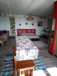 ein Zimmer mit einem Tisch und Kisten darauf in der Unterkunft Bellagio Bellavista di Betty in Civenna