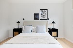 Säng eller sängar i ett rum på The Brondesbury Hideaway - Stylish 3BDR Flat with Balcony & Parking