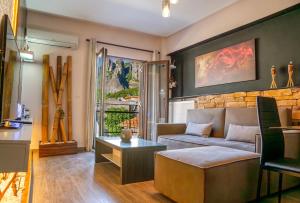 カランバカにあるKONTOYLIS APARTMENTのソファとテーブルのあるリビングルーム