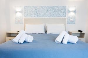 um quarto com uma cama com toalhas brancas em Hotel Ristorante Montuori em Pimonte