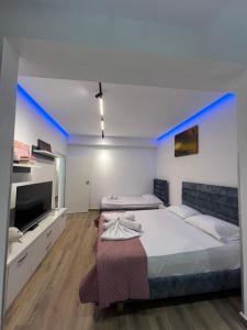 una camera da letto con un letto grande con una parete decorata con accenti blu di Lovely One-Bedroom Apartment with BBQ-grill! a Sarandë