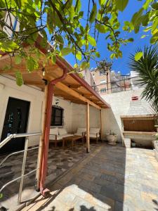 un pergolato in legno sopra un patio di Lovely One-Bedroom Apartment with BBQ-grill! a Sarandë