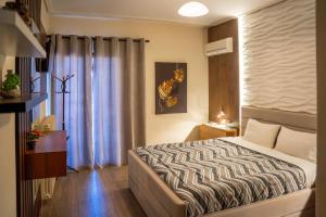 1 dormitorio con 1 cama grande en una habitación en KONTOYLIS APARTMENT, en Kalambaka