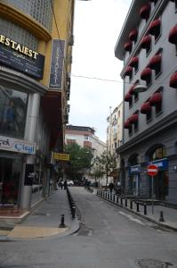 eine leere Straße in einer Stadt mit Gebäuden in der Unterkunft BY KARAM SUİT in Istanbul