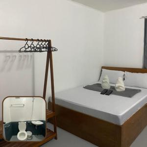 een slaapkamer met een bed met een spiegel en een lamp bij MV Tourist Inn in Puerto Princesa City