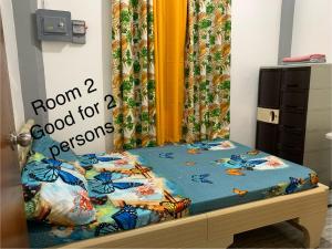 een bed met een kamer goed voor personen bij Romblon Transient House 2nd Floor in Romblon