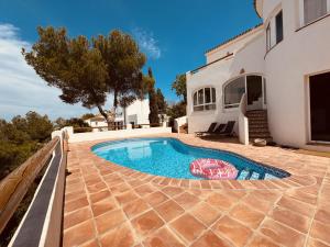 una piscina nel cortile di una casa di Ibiza Dream Villa Denia, Seaview, Pool, BBQ, Airco, Wifi a Denia