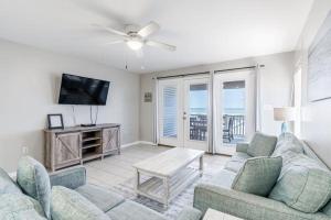 uma sala de estar com 2 sofás e uma televisão de ecrã plano em Bonhomme Richard West em Gulf Shores