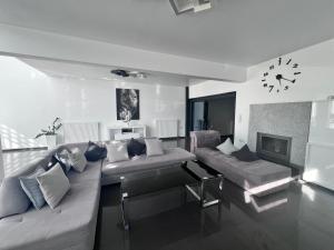 Posedenie v ubytovaní Olivujoj Villajoj - Deluxe Villa with Detached Pool House + 37 fotografií
