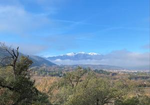 - une vue sur une vallée avec des montagnes enneigées dans l'établissement Appartment Reynes rando, nature & relaxation !, à Reynès