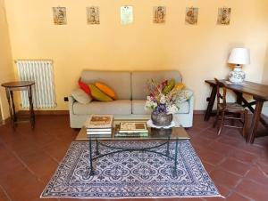 een woonkamer met een bank en een tafel bij Podere Casato in Montespertoli
