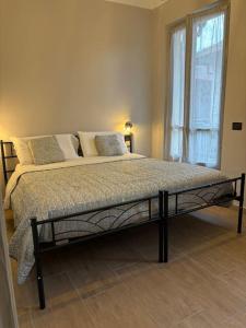 a large bed in a room with a window at HappyHome Rivarolo 6 posti letto in Rivarolo Canavese