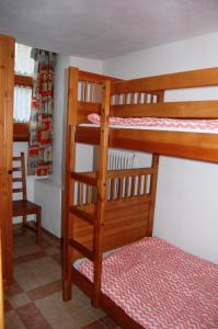 a bedroom with two bunk beds in a room at Case Gran Paradiso Rhemes Notre Dame in Rhêmes-Notre-Dame