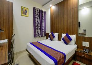um quarto com uma cama grande num quarto em Hotel University Stay @ A1Rooms em Nova Deli