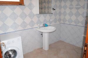 łazienka z umywalką i pralką w obiekcie Nuovissimo appartamento a due passi dalla spiaggia di Maladroxia C61 w mieście Maladroscia