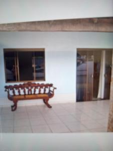 eine Bank, die in der Mitte eines Raumes sitzt in der Unterkunft Casa Cabo frio in Cabo Frio