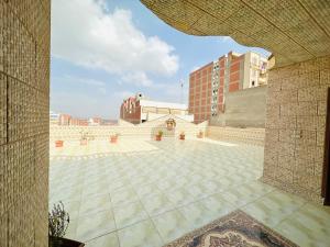 vistas a un patio con edificios en el fondo en Luxury 5 star apartment with rooftop, security, en Maḩallat al Burj